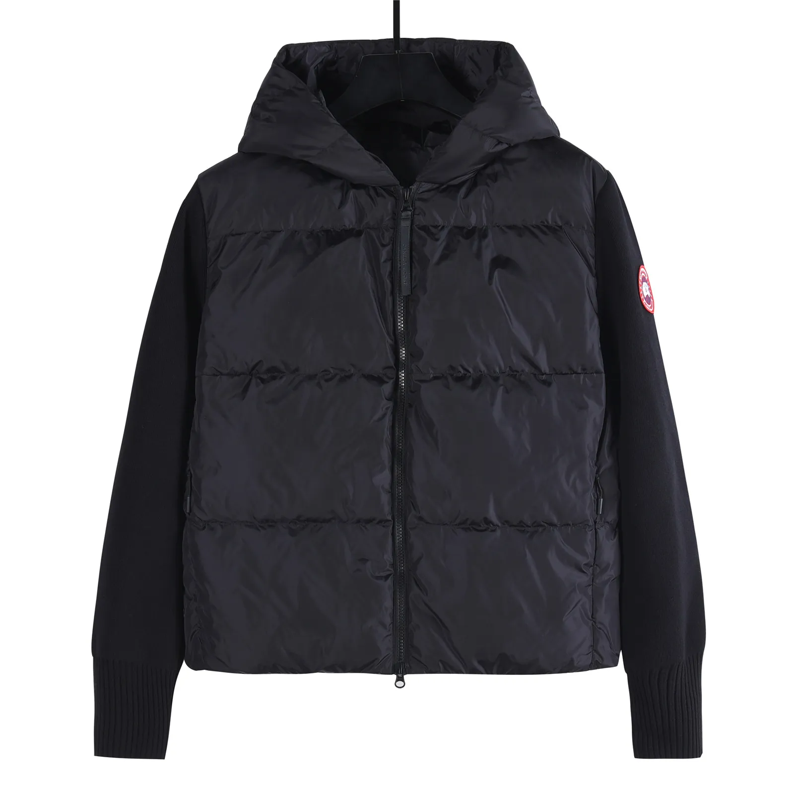 P820 ​​Big Goose 90 down knitted splicing stand collar Snow White 2nd generation down jacket Canada Goose Canada Goose 6507w HyBridge series FW24 windproof and waterproof splicing stand collar long sleeve wool short down jacket for women Knitted splicing thin down jacket! At this time of year, several sweaters with down are released. In fact, the evergreen style of sweaters and down is a basic style. It can be worn alone or layered, which will give it a more layered look!!! The front is down, and the back and two sleeves are made of wool blended fabrics. The soft and delicate knitted feel is not irritating at all! The texture is amazing, the velvet is large, delicate and stemless, and full of fluffiness! The filling is sufficient, and the thermal performance is second to none!!! It is windproof and warm, eliminating any possibility of velvet running. It feels silky and smooth, and the stiffness is also very good. The upper body will not look bloated. It is an evergreen model with a spliced ​​design! Color: cotton straw white, black Size: S, M, L